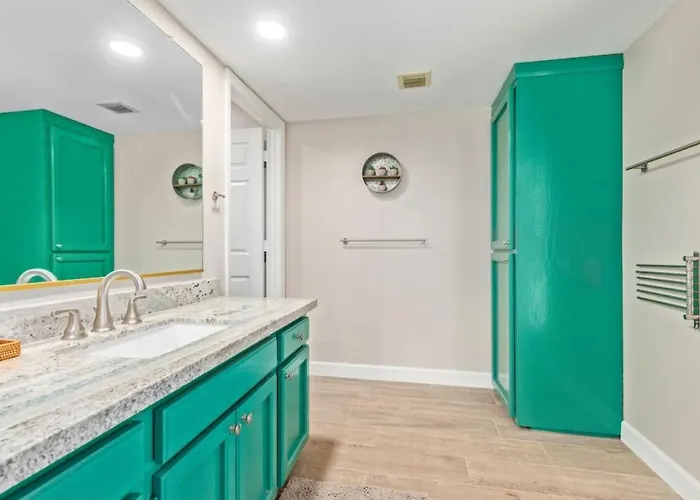 Holiday home Vibrant 4 Bedroom With Pool And Fountain Hills