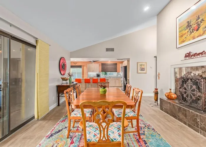 Vibrant 4 Bedroom With Pool And Holiday home *