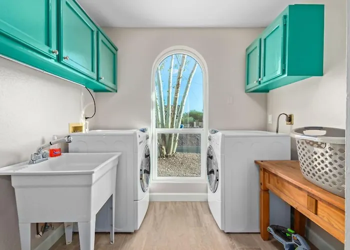 Vibrant 4 Bedroom With Pool And