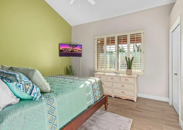 Holiday home Vibrant 4 Bedroom With Pool And
