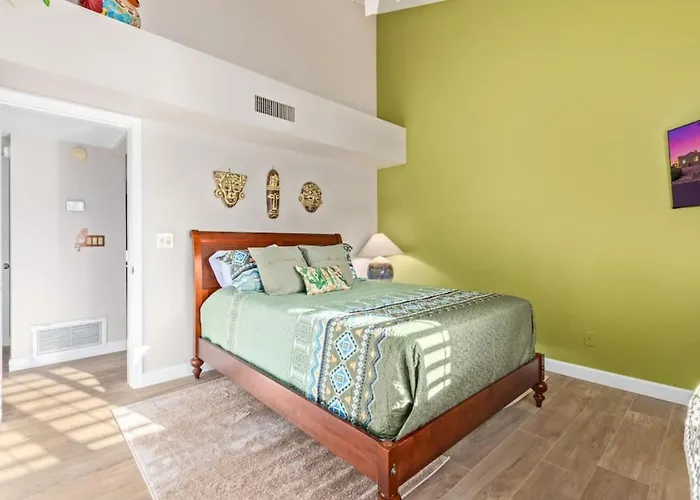 Vibrant 4 Bedroom With Pool And