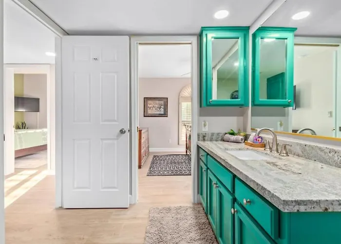 Holiday home Vibrant 4 Bedroom With Pool And Fountain Hills