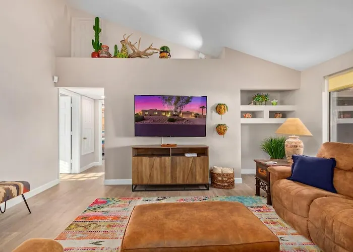 Vibrant 4 Bedroom With Pool And