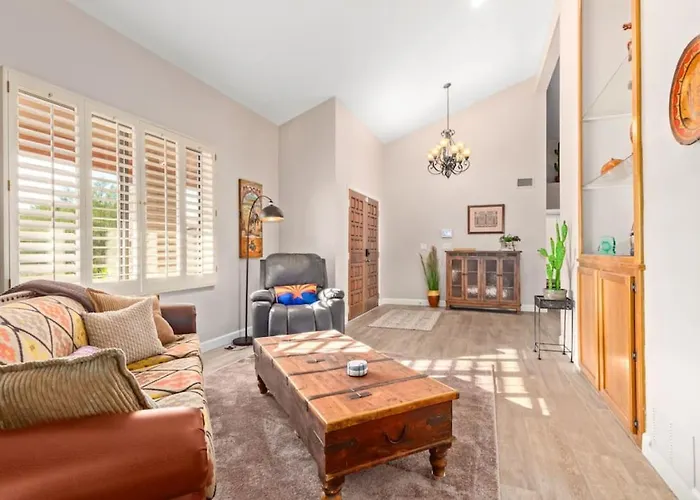 Holiday home Vibrant 4 Bedroom With Pool And