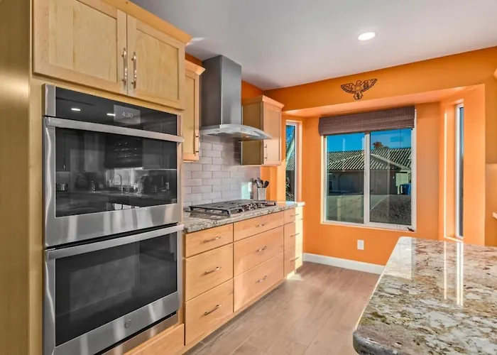 Holiday home Vibrant 4 Bedroom With Pool And Fountain Hills