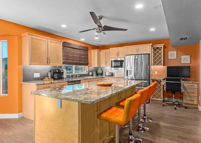 Vibrant 4 Bedroom With Pool And