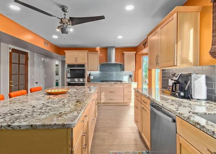Holiday home Vibrant 4 Bedroom With Pool And Fountain Hills