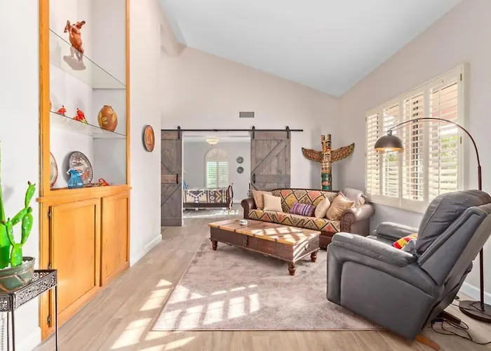 Vibrant 4 Bedroom With Pool And