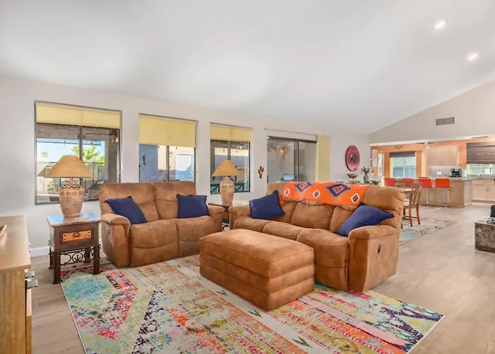 Vibrant 4 Bedroom With Pool And Holiday home