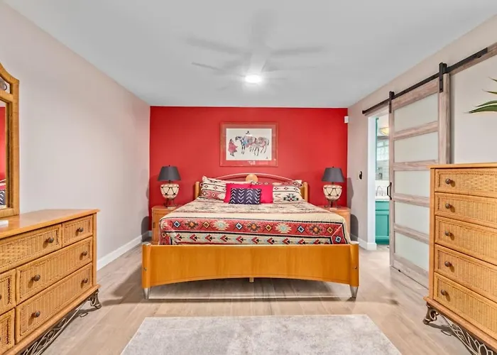 Vibrant 4 Bedroom With Pool And Holiday home *