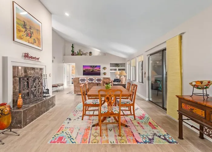 Holiday home Vibrant 4 Bedroom With Pool And Fountain Hills